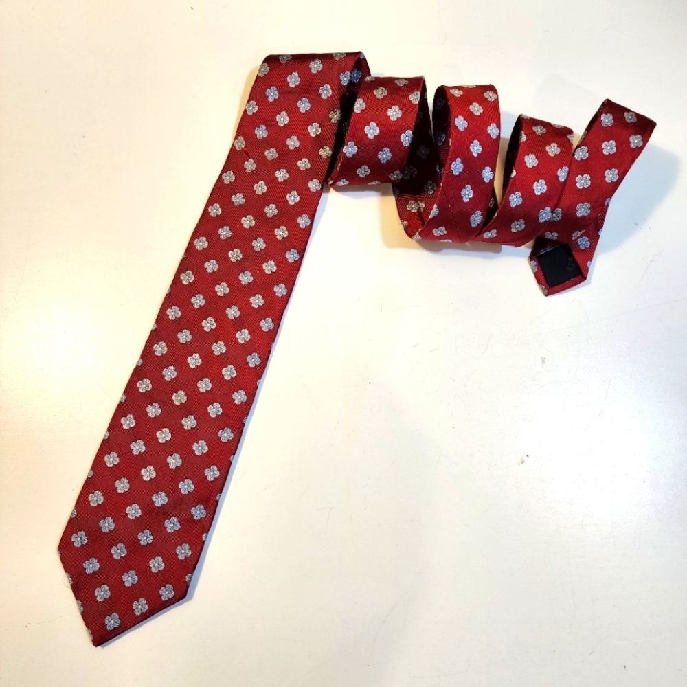 346 Brooks Brothers Stylish Red Tie with White Floral Pattern